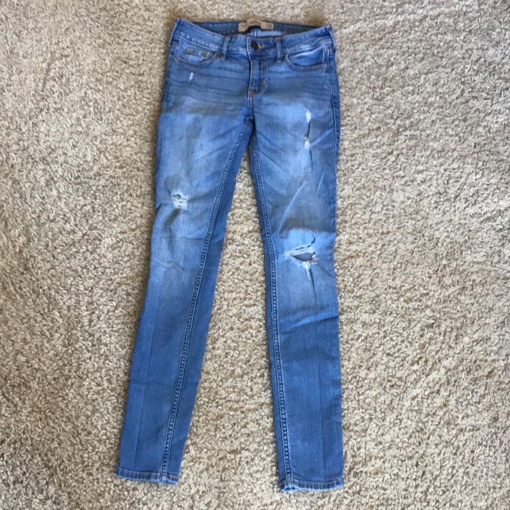 Size 00S light ripped Hollister skinny jeans